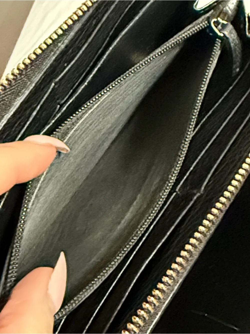 Gucci Soho Zip Around Wallet Black Leather GG Logo Tassel - Picture 12 of 16